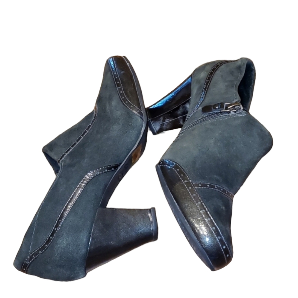 Clark's Artisan Diamond Cameo Green Suede Booties - Picture 5 of 11